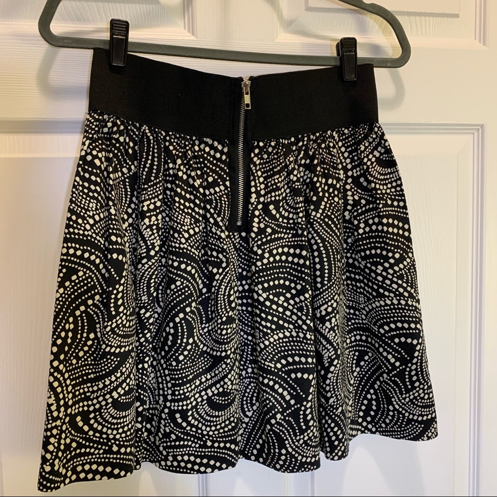 ELLE Black & White Abstract Print Skirt Size M - Picture 4 of 6